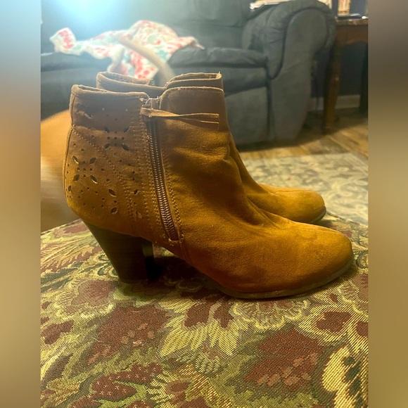 Suede American Eagle Boots. Tan. - Picture 2 of 2
